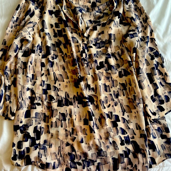 Medium size women shirt almost new - Picture 2 of 3
